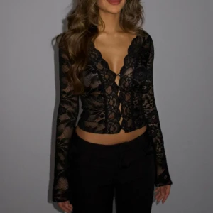 Svart topp från Venderbys - Pretty luna lace top från Venderbys. Aldrig använd med prislappen kvar. Nypris 683 kr 