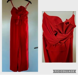 Röd byxdress Gina Tricot - Snygg röd klänning från Gina Tricot med en unik knytning framtill. Klänningen har smala axelband och en dragkedja i ryggen för enkel påklädning. Perfekt för att sticka ut på festen! 💃