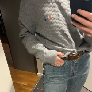 Lacoste tröja  - Grå stickad tröja med LACOSTE text och märke på. Mycket fint skick. Det är en XL i strl men motsvarar en S/L/M (beroende på hur man vill att den sitter, är själv en S).