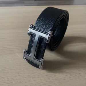 H-bälte svart - H-bälte till salu, använd i 1 månad ungefär. Inget fel på den förutom att det är lite svart på H märket som ni ser på bild 1. Pris kan diskuteras vid snabb affär