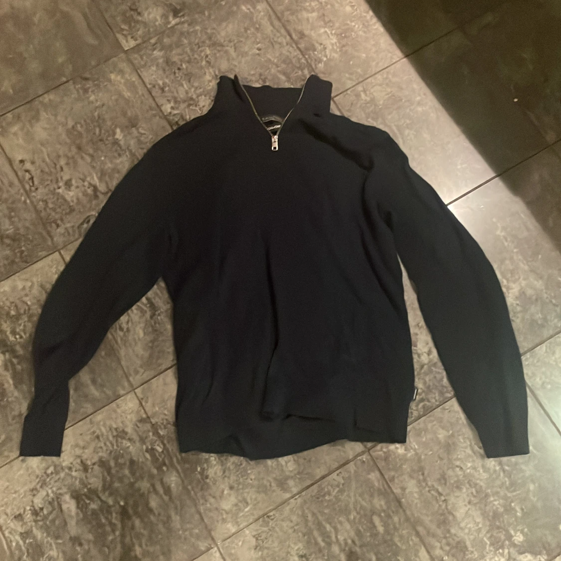 Svart tröja med dragkedja