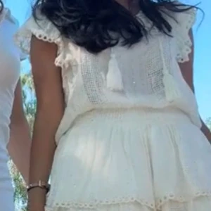 Vit klänning med spetsdetaljer - Super söt klänning med spetsdetaljer och volanger. Den har korta ärmar och en luftig passform, perfekt för varma dagar💓skriv för bättre bilder på🥰 nypris 1200, köptes i USA!