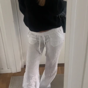 Lågmidjade Vita linnebyxor - Snygga vita low Waist linnebyxor ifrån Chelsea, dessa byxor går ej att beställa utan bara att köpa i butik i Göteborg.