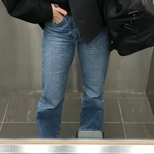 Blå raka jeans - Snygga blå raka, högmidjade jeans med en klassisk look. Perfekta för en avslappnad stil. De har en normal passform och är tillverkade i ett slitstarkt denimtyg.