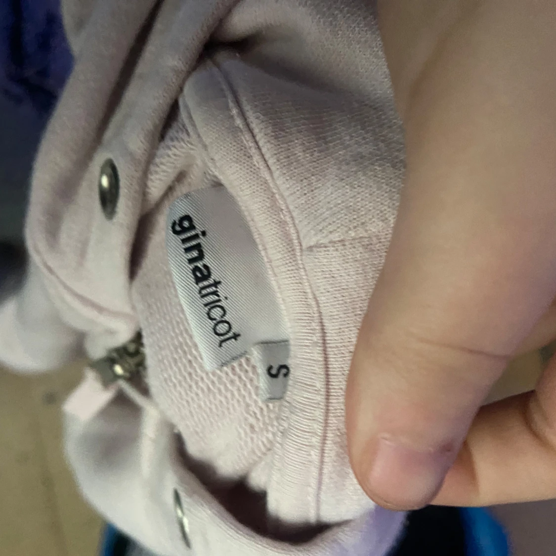 Ljusrosa hoodie från Gina Tricot - 2