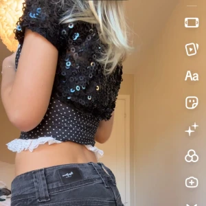 Bolero paljetter - Cool bolero med paljetter, perfekt på fest. Den är knappt använd 💓