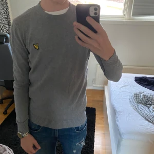 Grå tröja från Lyle & Scott - Säljer en grå tröja från Lyle & Scott. Den är använd ett fåtal gånger men är så gott som ny. 