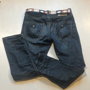 true religion jeans - asfeta lowkey trueys, sitter ganska slim med en fin blå! skriv för frågor!📸😛