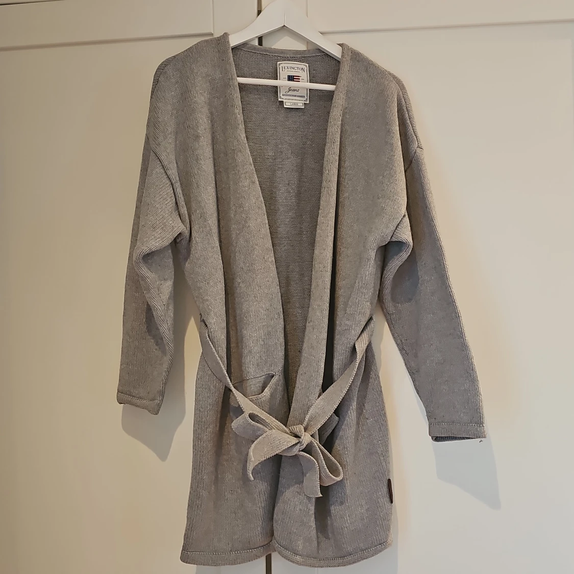 Grå stickad kofta från Lexington
