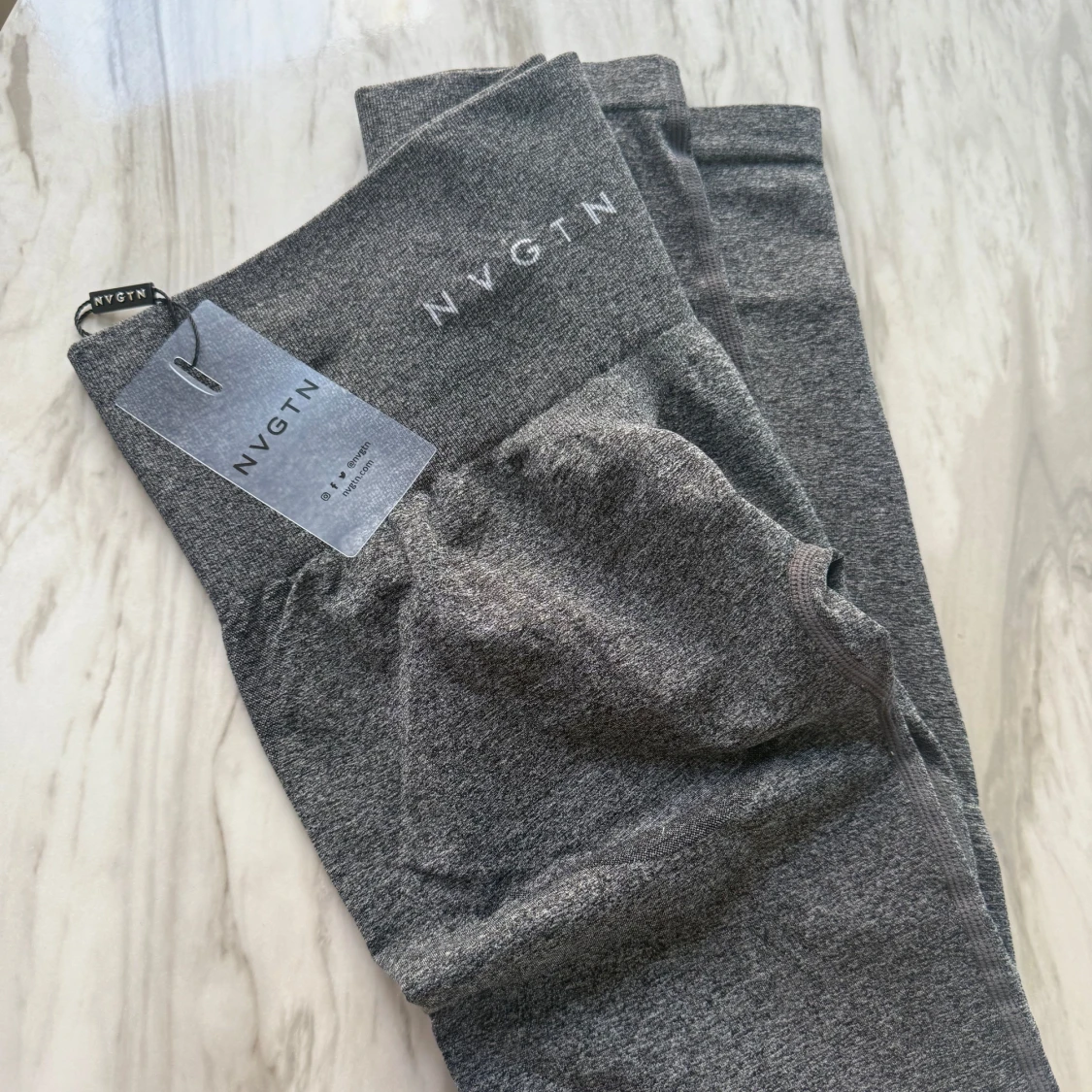 Grå leggings från NVGTN