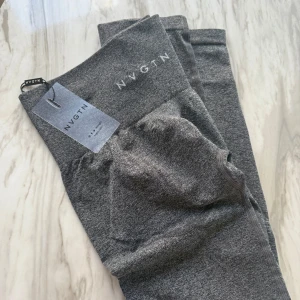 Grå leggings från NVGTN - NVGTN träningstights storlek s. Endast testade 