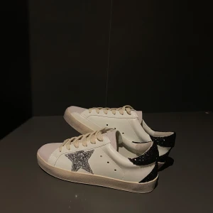 Golden Goose sneakers (dam) - Fräscha Golden Goose skor i storlek 36, perfekta för lite mer vardagliga evenemang. Vid frågor och funderingar är det bara att höra av sig!  OBS box ingår ej