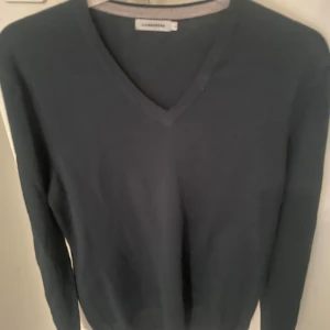 Blå stickad tröja från J.Lindeberg - Stickad tröja från j Lindeberg. Inga defekter på tröjan hör av dig vid eventuella frågor.