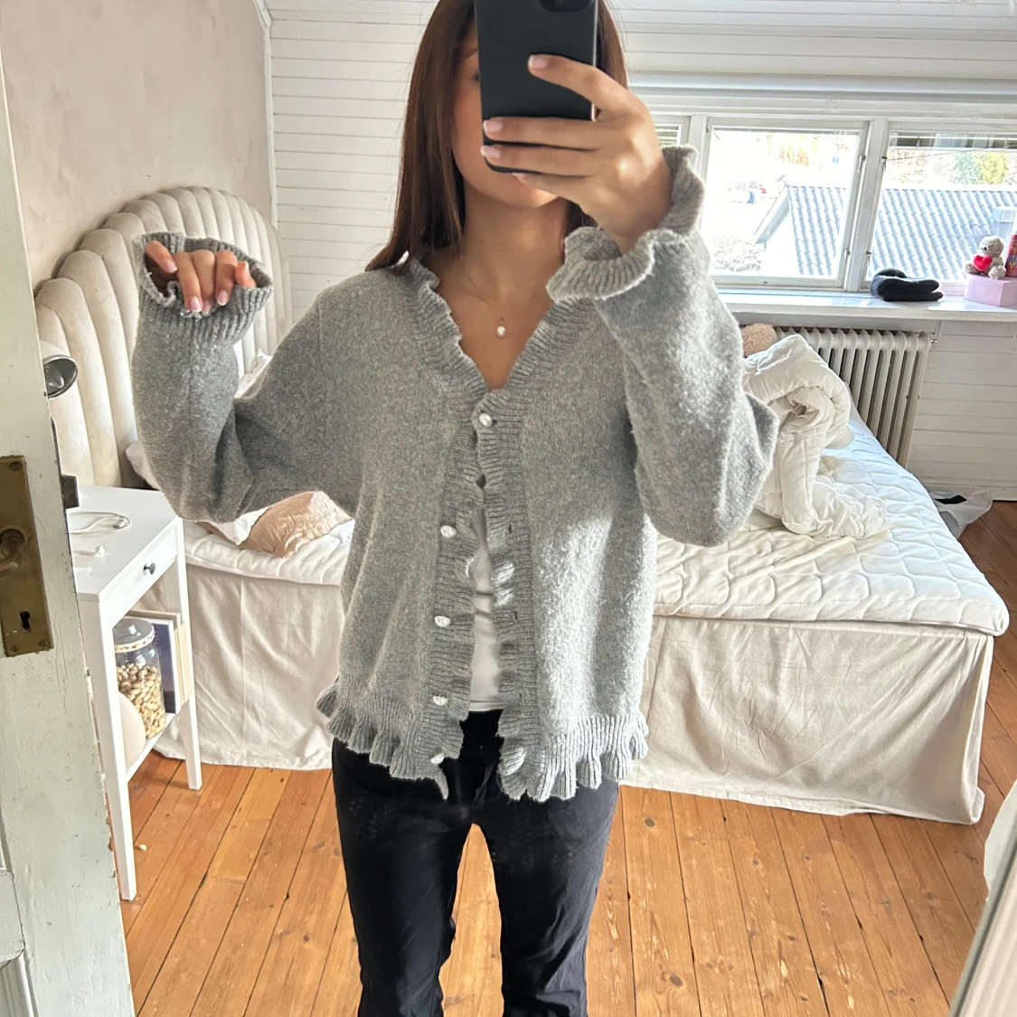 Grå kofta med volangdetaljer