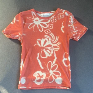 Graphic tee - Jättefin somrig babytee från Topshop. Använder inte så mycke längre🌺