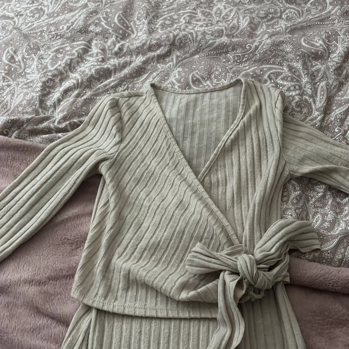 Beige ribbad omlottklänning - 1