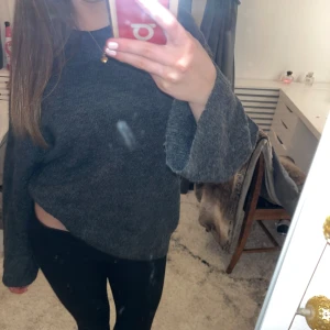 Mörkgrå stickad tröja - Säljer en mysig mörkgrå stickad tröja från 157. Tröjan har en avslappnad passform med långa ärmar och är perfekt för kyligare dagar. Den är enkel att matcha med olika outfits och ger en stilren look