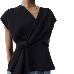 Zara topp  - Svart slutsålt topp från zara, använd 3 gånger