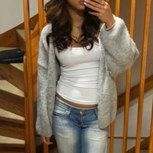 Grå stickad kofta - Mysig grå stickad kofta med lång ärm och en avslappnad passform. Perfekt för kyligare dagar och lätt att matcha med olika outfits. Passar mig som vanligtvis har strl xs!