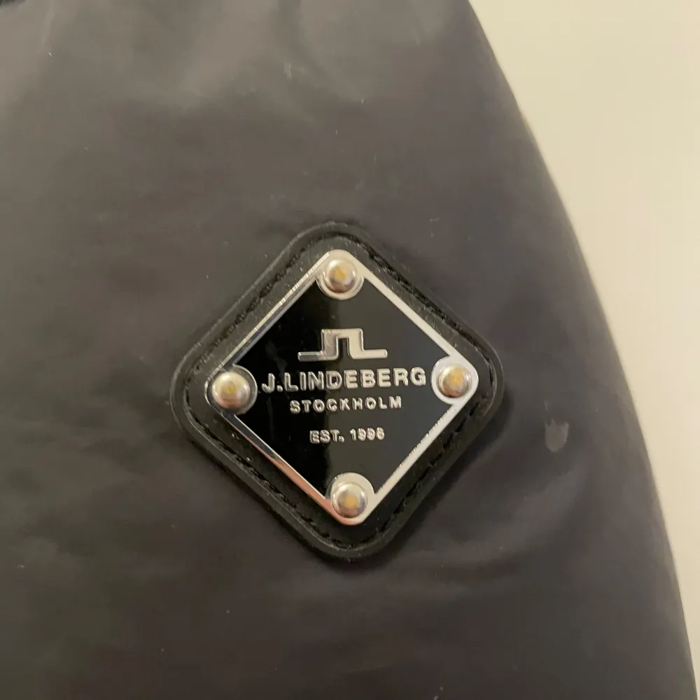 Snygg svart dunjacka från J.Lindeberg med huva och dragkedja. Jackan har en quiltad design och en logotyp på ärmen. Perfekt för kyliga dagar köpt för 4000 men säljer den nu för 2200 går att diskutera kond 8/10 storlek XS men sitter som S. Takit.