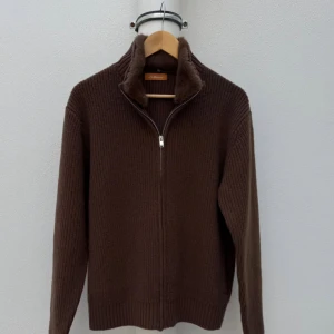 Sothiares Fur Lined Blousson - Säljer denna svinsnygga tröja från Sothiares! Är iprincip helt ny, utan några defekter. Lite Loro Piana vibe.  Men tror nog dom passar bättre hos någon annan! Nypris är 1800 kr + frakt ( som brukar ta 2 veckor) Kan mötas upp i STHLM och skicka!