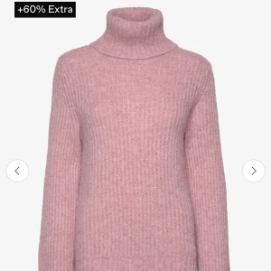 Rosa stickad polotröja - Intressekoll!! Mysig rosa stickad polotröja med hög krage. Perfekt för kyliga dagar och ger en stilren look. Tröjan har långa ärmar och en mjuk textur som känns skön mot huden. Från Soyaconcept, nypris 600. Helt ny prislapp kvar, pris går att diskuteras
