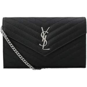 Elegant svart kuvertväska från YSL i skinn med en stilren kedja och ikonisk logotyp på framsidan. Väskan har ett quiltat mönster som ger en lyxig känsla. Perfekt för att lyfta din outfit till nästa nivå.