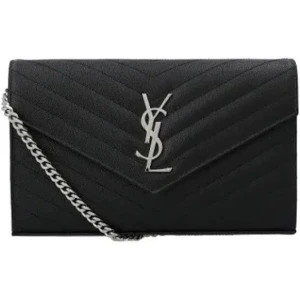 Svart kuvertväska från YSL - Elegant svart kuvertväska från YSL i skinn med en stilren kedja och ikonisk logotyp på framsidan. Väskan har ett quiltat mönster som ger en lyxig känsla. Perfekt för att lyfta din outfit till nästa nivå.