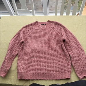 Rosa stickad tröja - Mysig rosa stickad tröja som inte sticks. Tröjan har långa ärmar och en rund halsringning, perfekt för kyligare dagar. En stilren och bekväm tröja som passar till många tillfällen.🌸💕🌸💕