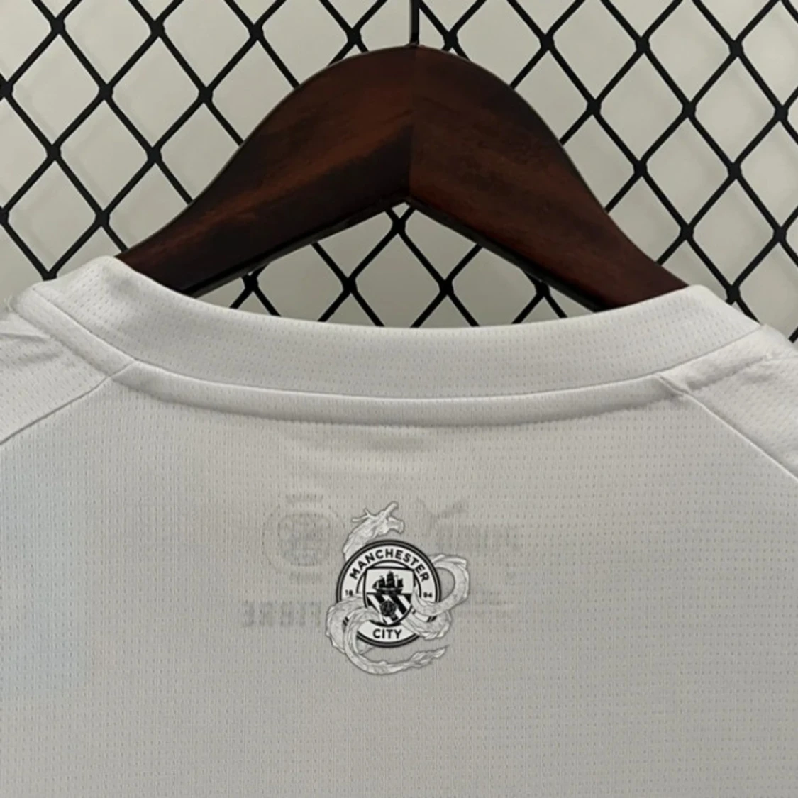 Vit och grå Manchester City fotbollströja från Puma - 3