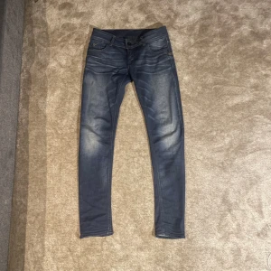  G-Star jeans - Snygga blå jeans från G-Star med en slim passform. Fet design på fickan och små detaljer som får dem till en fetare stil