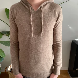 Merinoull Hoodie - En stilren beige Hoodie i 100% Merinoull!🌟Storlek Xs. Bara testad, aldrig använd! Hör av dig vid intresse eller minsta fundering!😊