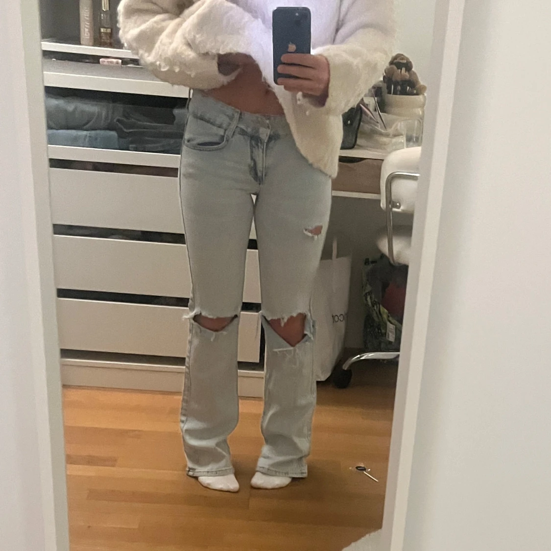 Ljusblåa jeans med hål och slitningar - 2