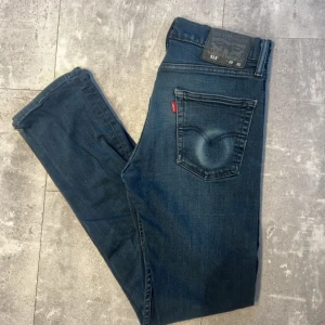 Levis 513 - Levis 513, fint skick förutom snus ringen och slitet som är på benet som man ser i sista bilden.