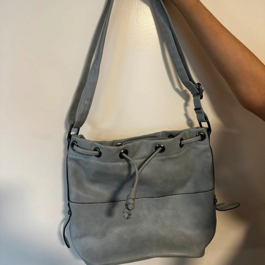 Ljusblå axelväska med snörning