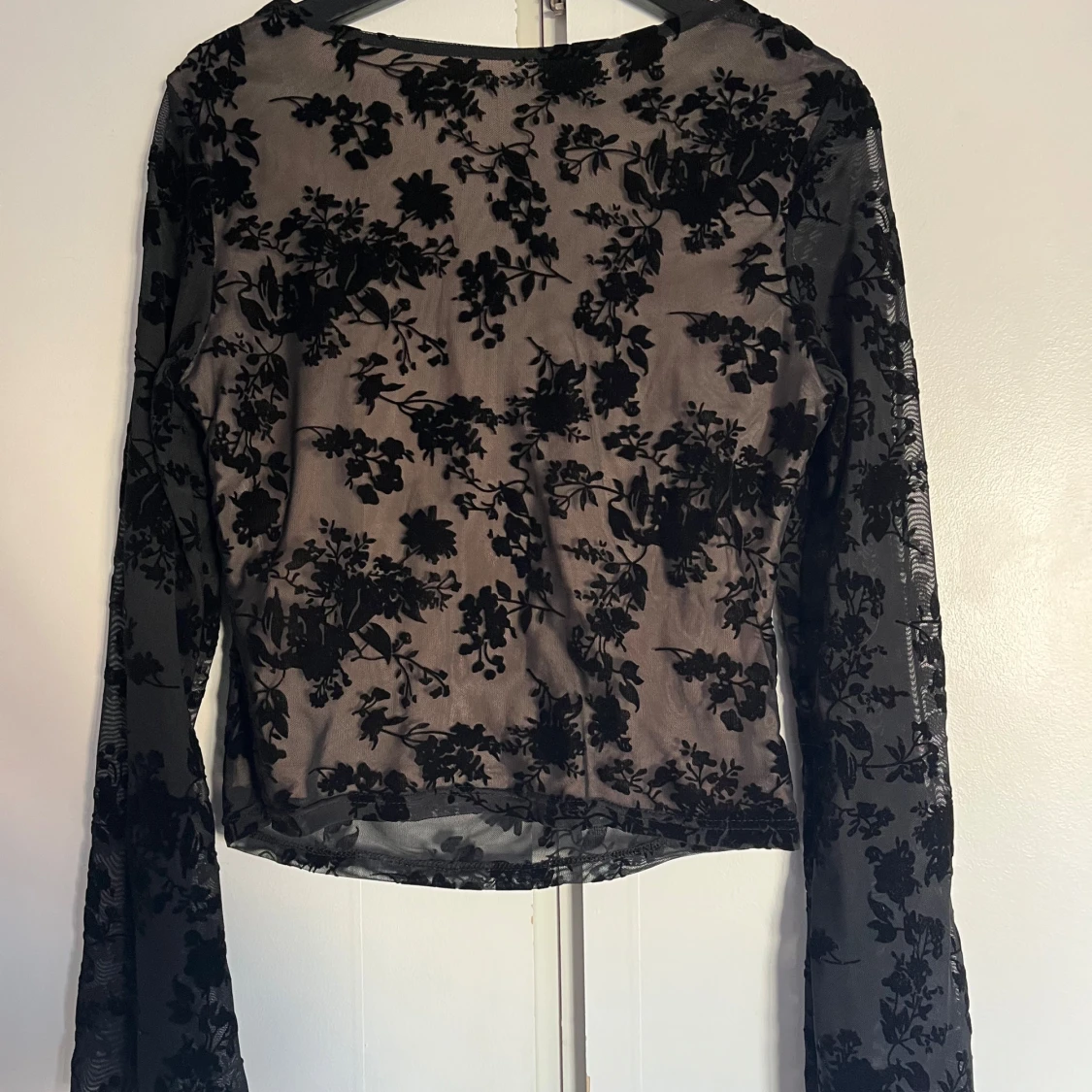 Svart blommig mesh-topp - 1