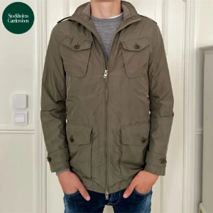 J.Lindeberg Field Jacket - Tja, säljer nu min J.Lindeberg Field jacka som är ett perfekt kap nu till våren. Storleken är xs men passar som S. Passar mellan längderna 170-185cm och om man väger upp till 70kg!  Con: 9/10. Hör av vid frågor eventuellt funderingar!