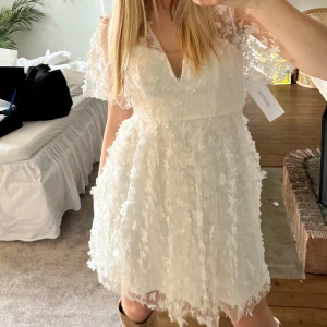 Student/midsommar klänning - Säljer denna superfina klänning som jag trodde skulle bli min studentklänning men tyvärr inte blev.  Den är från bubbleroom helt ny aldrig använd endast testad, med prislapp kvar. Passar på mig som vanligtvis har S. Nypris 1300kr