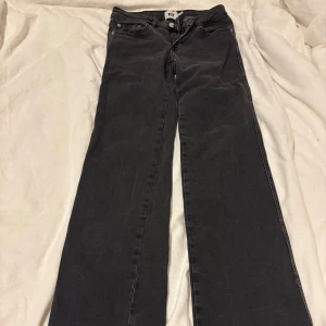 Svarta jeansbyxor - Snygga svarta jeansbyxor med klassisk femficksdesign och knappgylf. Perfekta för en stilren look. Passar till många olika outfits.
