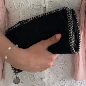  Stella McCartney crossbody-väska - Härlig äkta Stella Mccartney crossbody-väska. I gott skick! Etiketterna är kvar, men tyvärr hittar jag inte kvittot. Dammväska medföljer🩷