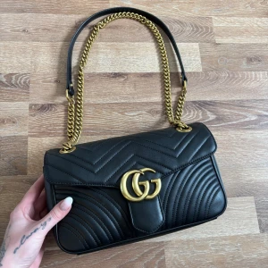 Handväska G - Jättefin handväska i läder, hel och ren på insidan. Går att ha på axel samt crossbody. Kommer med dustbag. 