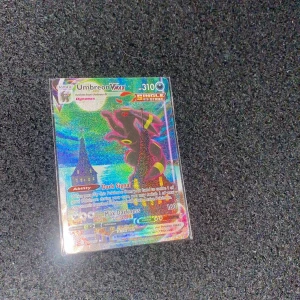 Umbreon VMAX Pokémon kort - Säljer åt en vän i örebro. Hör av er om ni har frågor! Skickas med sleeve och budgivning gäller