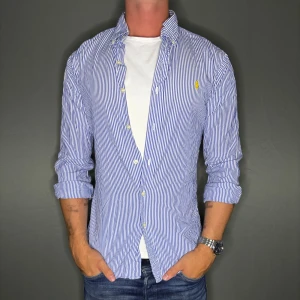 Ralph lauren skjorta - Hej säljer nu min fina Ralph lauren skjorta i storlek M. Den är i nyskick och kommer vara otroligt snygg på sommaren. Nypris cirka 1600kr! Vi kommer att sälja liknande produkter nu i sommar så glöm inte följa profilen!🌊🍾