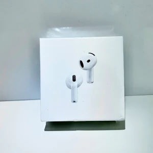 Airpod Gen 4 - Helt nya och oöppnade AirPod (4:e gen). Fick dem som present men behöver dem inte. Plastförpackningen är fortfarande intakt. Perfekt som present eller om du bara vill ha riktigt bra lurar! Pris kan diskuteras det brar att skriva för mer info.
