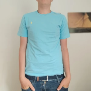 Ralph Lauren T-shirt  - Ralph Lauren T-shirt i väldigt bra skick storlek S. Kolla profilen för mer Ralph Lauren kläder.