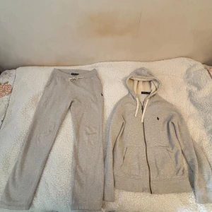 Polo Ralph Lauren tracksuit - Säljer en grå Polo tracksuit som är sällsynt. Hör av er vid fler frågor!