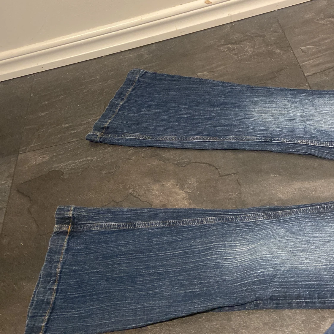 Blå bootcut jeans med slitningar - 1