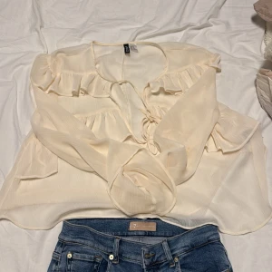 Blus  - Säljer denna blusen jötte fin med topp till o jeans 