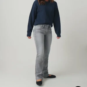Grå jeansbyxor från Gina Tricot - Säljer ett par gråa lowest bootcut jeans ifrån Gina young då dem är lite små för mig. Aldrig använda och är i nytt skick. Fina bakfickor och väldigt lätta att styla, pris kan diskuteras🩶