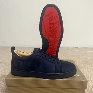 Mörkblå Louboutin Exklusiva Lyxiga - Ett av de få äkta paren av Louboutin här på plick! Helt nya i boxen - Aldrig använda - Mörkblå mocka. Fantastiska för dig som har bra stil och vill få komplimanger VARJE dag. 